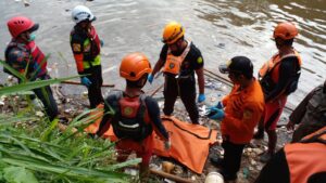 Tim SAR gabungan menemukan satu dari korban yang tenggelam pada selasa (17/1)