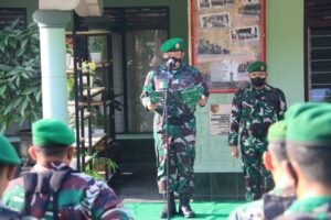 Upacara bendera tujuh belasan kali ini, diikuti oleh anggota Kodim 0808/Blitar yang terdiri dari Perwira, Bintara, Tamtama dan PNS.