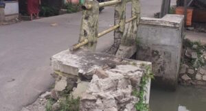 Jembatan Kp. Kresek Desa Pakualam, sudah coplak dan tidak terawat.