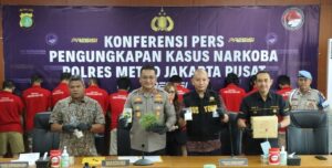 Kita kerja sama dengan Bea Cukai berhasil mengamankan 3 butir biji ganja yang di order dari tersangka AG.