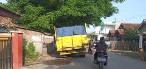 Jika mobil Truk, Mobil Isuzu dan Carry yang muatan di jalan agar aparat dinas terkait periksa yang punya mobil dengan secara berkala.