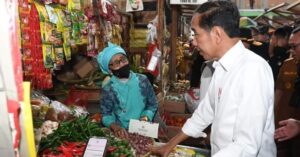 Meski harga sejumlah kebutuhan pokok cukup tinggi, Presiden memastikan bahwa ketersediaan kebutuhan pokok jelang Hari Raya Idulfitri