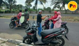 Pokjawan Zona IV kembali Berbagi Takjil Jumat Berkah di Depan Warung Kuliner Jembatan Dua.