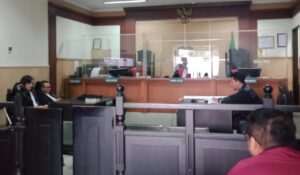 Majelis hakim Arif Budi Cahyono SH MH  Membantah dalam persidangan dan klarifikasi masalah barang bukti sertipikat Kami tidak menggelapkan barang bukti.