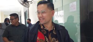 Di awal dupliknya pada poin kedua, Tomson Situmeang dkk mengatakan bahwa hingga pengajuan replik, penuntut umum tidak bisa membuktikan atau menunjukkan Bukti