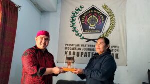 Sedikit pengenalan sosok douwes dekker tersebut didapatkan pengurus PWI Kabupaten Tangerang, setelah pihaknya diajak pengurus PWI Lebak.