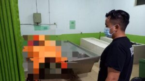 Saat ditemukan, jenazah Kiai bernama Nanang Idris Mustomi (48) ini tergeletak di ruang tamu dengan posisi tertelungkup.