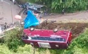 Bus ini membawa rombongan wisatawan anak sekolah asal Tangerang Selatan Banten, terjun bebas di jurang, karena rem blong.