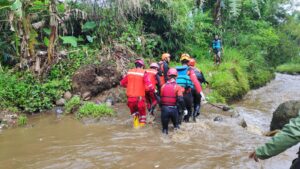 Korban awalnya mau survey, namun tak di sangka korban di dorong air deras dan lalu tenggelamg.