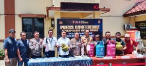 Polisi sebagai penyidik negara punya kewenangan untuk menahan atau melepas dengan pertimbangan hukum. Publik bisa ikut memonitor proses sebagai wujud partisipasi hukum.