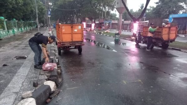 Tak Kenal Lelah, DLH Kotang Bersihkan Sampah Yang Berserakan Di Taman Elektrik, Team Orange Bergerak Cepat