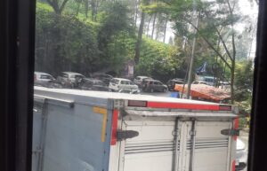 Menjelang tahun baru di Puncak- Bogor sudah mulai di padati pengujung pariwisata.