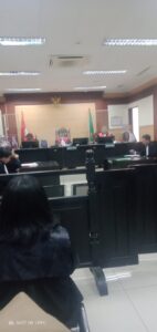 Pengujung sidang juga minta pada hakim yang terhormat, agar terdakwa di jatuhkan hukuman berat 15 tahun keatas.