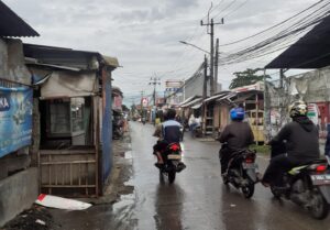 Pihak Dinas terkait jalan yang becek dan seperti kubang kerbau ini di sorot oleh warga.