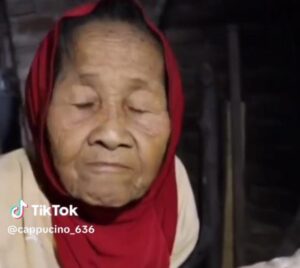 Nenek Nursi hanya makan daun singkong yang ia rebus.