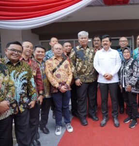 Turut mendampingi Menteri ATR/Kepala BPN dalam kegiatan Penyerahan Sertipikat Tanah untuk Rakyat di Jawa Barat.