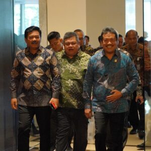 Hadir mendampingi Menteri ATR/Kepala BPN, Sekretaris Jenderal, Suyus Windayana.