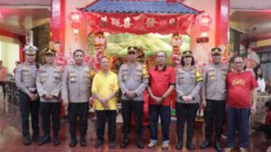 Tangerang Kapolres kompak bersama Wakapolres Metro Tangerang Kota, PJU Polres dan didampingi Kapolsek meninjau Vihara