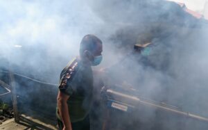 Kepala Desa Rawa Rengas menghimbau dan mengajak masyarakat untuk gotong royong selalu membersihkan lingkungan tempat tinggalnya.