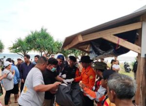 Pantai ciantir Desa sawarna bayah makan korban warga pasar minggu Jakarta terseret ombak.
