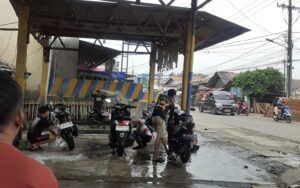 Setiap sekali seminggu perlu ada perawatan motor.