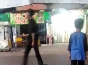 Diduga anak-anak di bawah umur ini sering melakukan main bola di jalan raya.