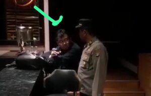 Bahkan wartawan minta pada aparat lain agar tangkap itu orang yang maki-maki kapolsek menteng jakarta.