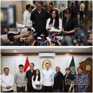 Agus Harimurti Yudhoyono (AHY) menyerahkan dua sertipikat tanah milik.