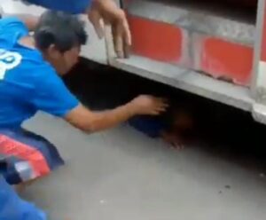 Kata Warga, ngeri kali saat mengatur mobil damkar terjatuh, kepala di gilas mobilnya sendiri.