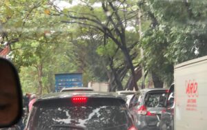Kemacetan itu di sebabkan jalan industri bajir, di perkirakan macet panjang sekitar 1 KM.
