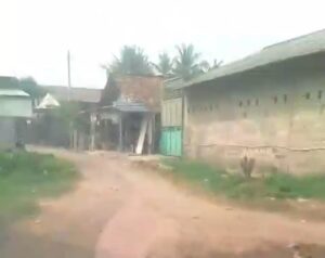 Jalan menujuh ke SMAN 25 Kab. Tangerang seperti jalan Kerbau dan bauk.