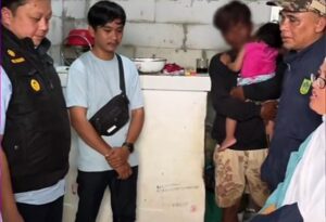 Viral kementerian Sosial datang pada orang bmiskin ini bawah bingkisan.