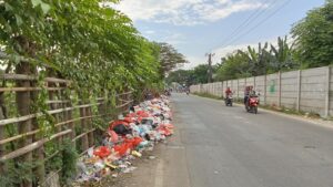 Pemilik tanah kecewa, sampah di buang di tanah sudah di pagar.