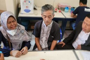 Dugaan pamajikan Suroso ogé disebut saksi dina kasus salakina disangka kalibet dina kasus ngajual tanah masarakat satempat.