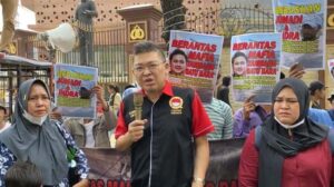 Brimob kelapa dua depok diduga jadi bekingan pengusaha Tambang Batubara kerahkan pasukan mengusir warga.