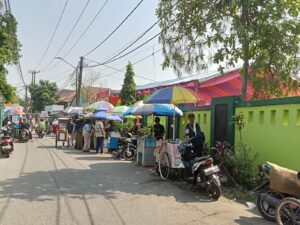 Pihak SDN III Pakuhaji membuat keramain tidak ada pengaturan Lalu lintas, macet.