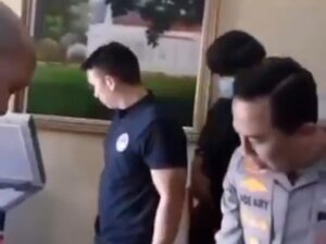 Para orang tua, kuatir anak makai ayam krispi ayam goreng, di beberapa pedang grobak di pusat perkotaan Bogor.