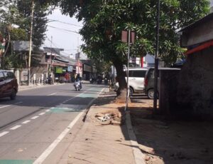 Trotoar di depan RS Hermina rusak hampir makan korban.