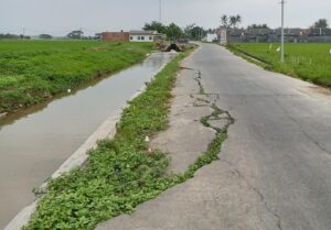 Jalan Penghubungan Dua Desa dan Kecamatan ini kurang perawatan Dinas Terkait, Amblas.