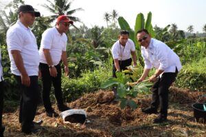 Ikut Berpartisipasi Menanam Pohon, Kakanwil BPN Banten: Dunia Punya Musuh Bersama yaitu Perubahan Iklim.