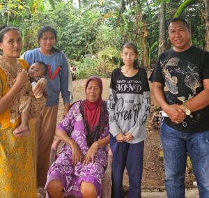 Untuk dapat Memperbaiki atap Rumah Ibu Sarmunah dan mengatur agenda antar Putri nya Kerumah sakit.