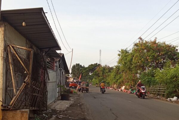 Sampah 2 hari libur sampah sudah mulai mengunung di sepanjang jalan Raya Pakuhaji.