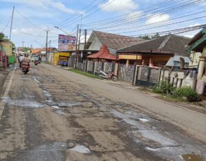 Jalan Tanah Merah pertigaan sampai Pisangan, berlubang dan sempat warga esra hati-hati.