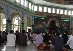 Mesjid Al-azhom di hari Isa al-masih tetap mesjid ada peningkatan kunjungan jemaah.