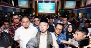 Diserahkan pula 5 Sertipikat Hak Pakai di atas HPL untuk perorangan dan 5 sertipikat wakaf.