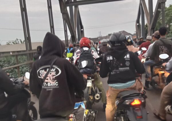 Penyebrangan jalan Jembatan Lebak Wangi antara Neglasari terpaksa jalur buka tutup.