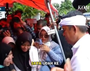 Gubenur Jawa Barat sempat menangis cerita ibu-ibi suami meninggal habis bom meledak di Garut.