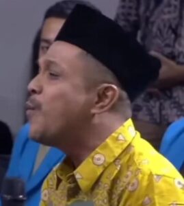 Sempat viral yang pakai batik Kuning itu protesnya tidak jelas, ia cendrung menyalahi Anggota TNI.