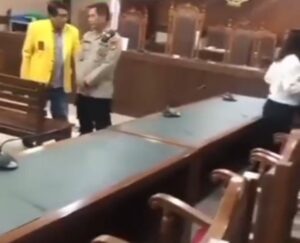Ruang Sidang Ijazah palsu sempat sepi dan hakim kabur tak kembali.