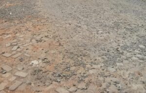 Warga penguna jalan terpaksa Esra hati-hati saat ini kondisi jalan sangat buruk.